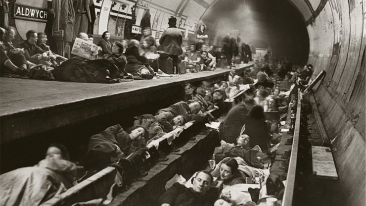 Fotografía histórica del confinamiento en la Estación Aldwich del subterráneo londinense durante uno de los bombardeos  durante la WWII y meme metafórico con el actual confinamiento.